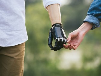 Händchenhaltendes Paar - Mann mit Armprothese