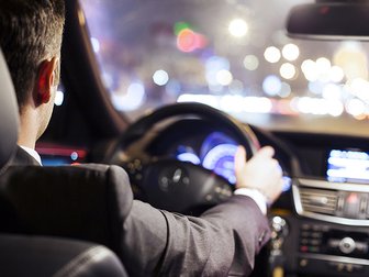 Autofahrer bei Nacht 