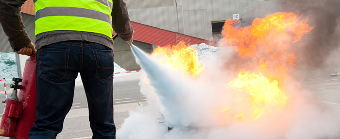 Ein Brand wird mit einem Feuerlöscher bekämpft. © euregiophoto / Fotolia.com
