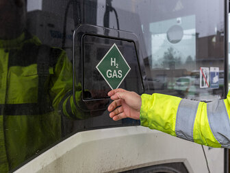 H2-GAS Aufkleber auf LKW-Scheibe