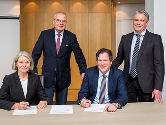 Die Vereinbarung zu einer umfassenden IT-Kooperation der beiden Berufsgenossenschaften VBG und BGHM unterzeichneten Angelika Hölscher (VBG) und Christian Heck (BGHM) (2.v.r.) zusammen mit Prof. Bernd Petri (VBG) (2.v.l.) und Niels Schurreit (BGHM). (Foto: VBG/Jörg Müller).