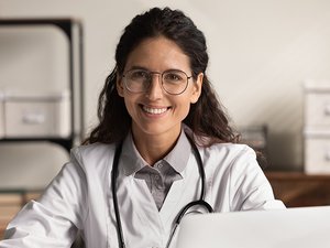 Ärztin am Schreibtisch; © fizkes/ stock.adobe.com