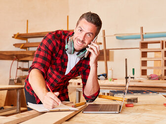 Handwerker am Arbeiten mit Holz