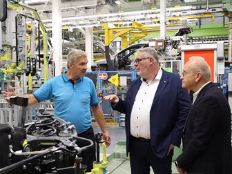 Die Selbstverwaltung vor Ort in einer Fabrik im Gespräch mit einem Mitarbeiter.