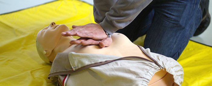 Ein Mann übt Herzmassage an einer Puppe. © debert / Fotolia.com