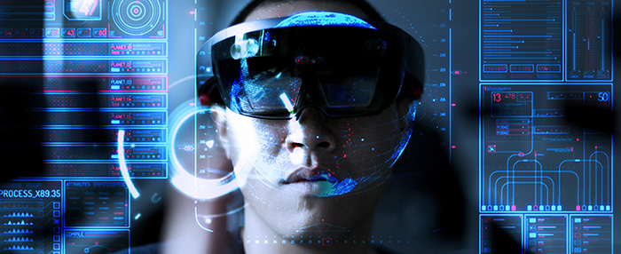 Person mit VR-Brille.