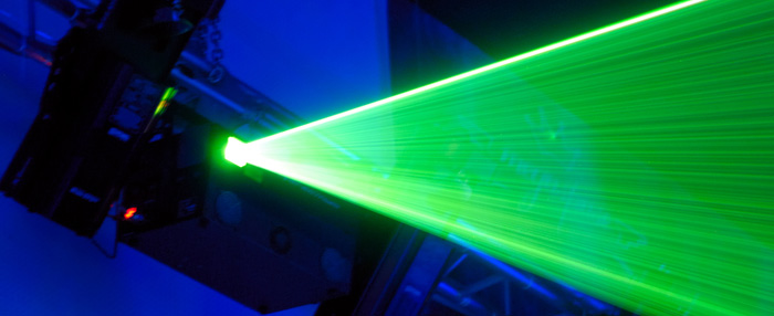 Ein Laser projeziert grüne Strahlen. © Denis Dryashkin / Fotolia.com