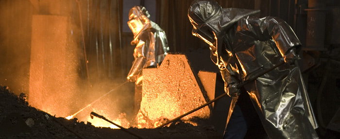 Zwei Stahlarbeiter in Schutzanzügen arbeiten an flüssigem Stahl. © Bernd Geller / Fotolia.com