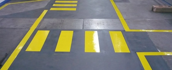 Markierung der Verkehrswege in einer Fabrikhalle; Foto: D+V GmbH