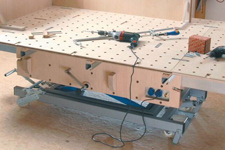 Ein höhenverstellbarer Arbeitstisch mit Montageplatte zur Fixierung von Werkstücken.