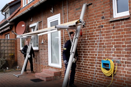 Zwei Arbeiter am Markisenlift