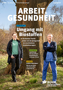 Cover arbeit & gesundheit Ausgabe 3 | 2022; Foto © Nikolaus Brade; Kollegin und Kollege vor einem Baum stehend