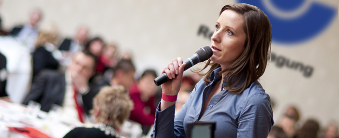 Geschäftsfrau spricht in Mikrophon; © halfpoint - Fotolia.com
