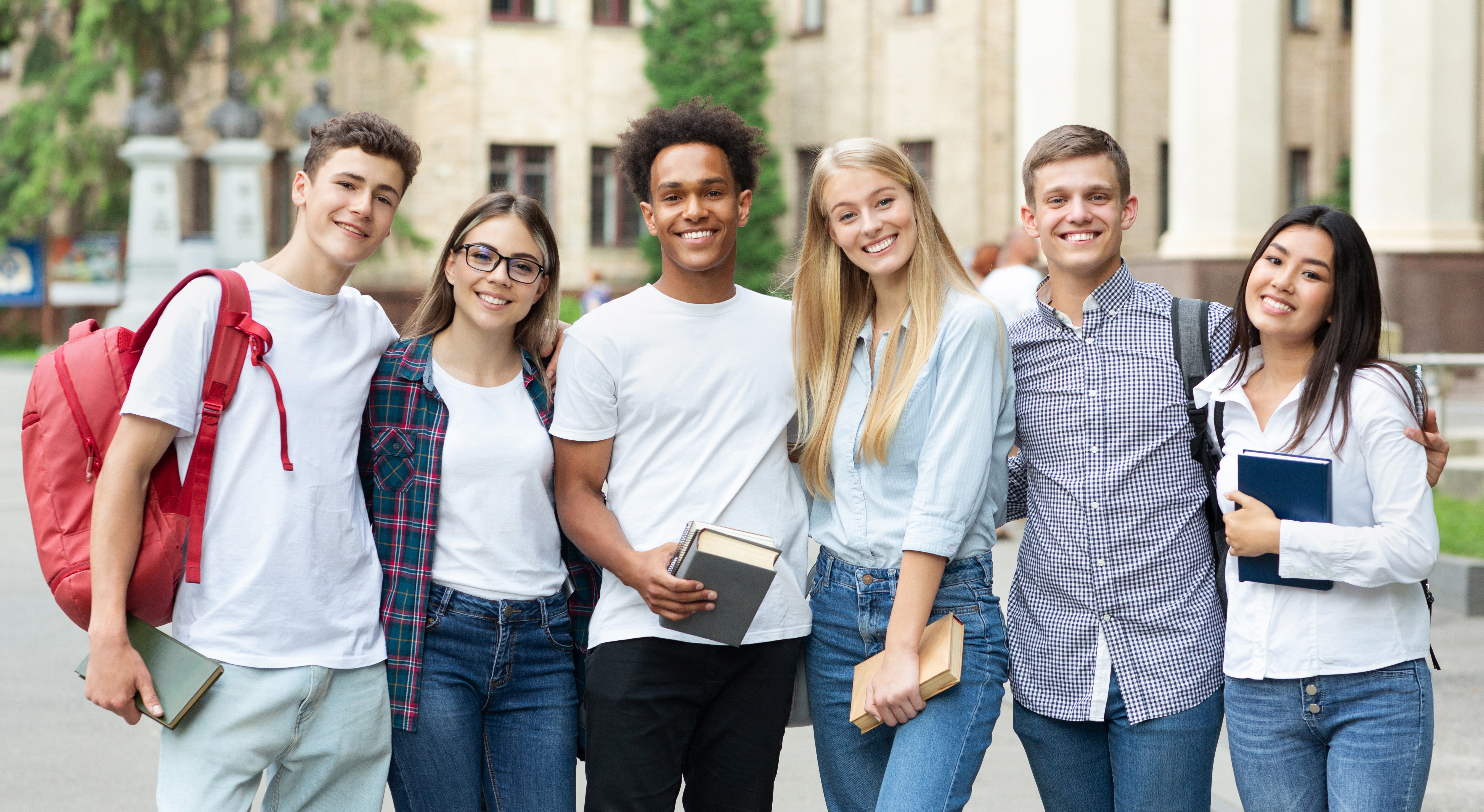 Studenten vor einer Universität