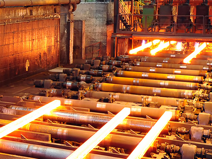 Blick in eine Werkhalle mit glühenden Stahlteilen. © industrieblick - Fotolia.com