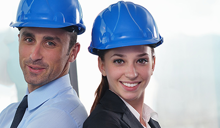 Mann und Frau in Businesskleidung mit blauen Schutzhelmen; © dotshock/123RF.com