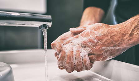 Ein Mann wäscht sich die Hände; © maridav / 123RF
